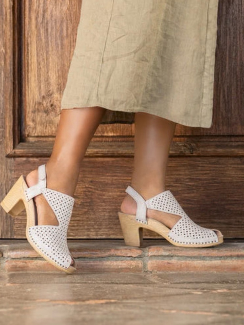 Dansko Teagan Heeled Sandal Clogs Laser Cut Vintage White Leather Slingback 39 - Picture 2 of 15